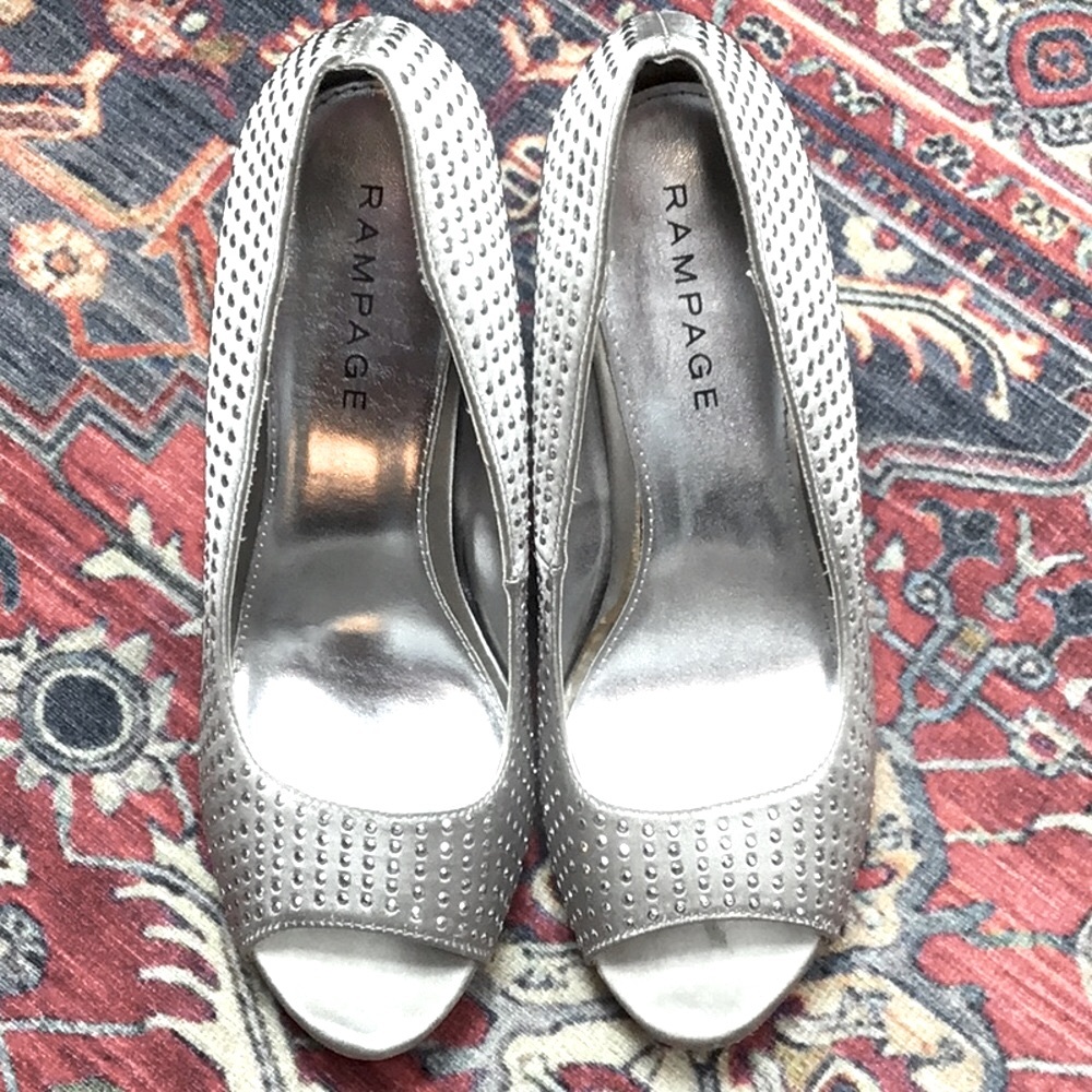 🤍 Rampage Gimme Silver Satin Rhinestone Peep Toe Platform Heels Sz.8 - Picture 10 of 10